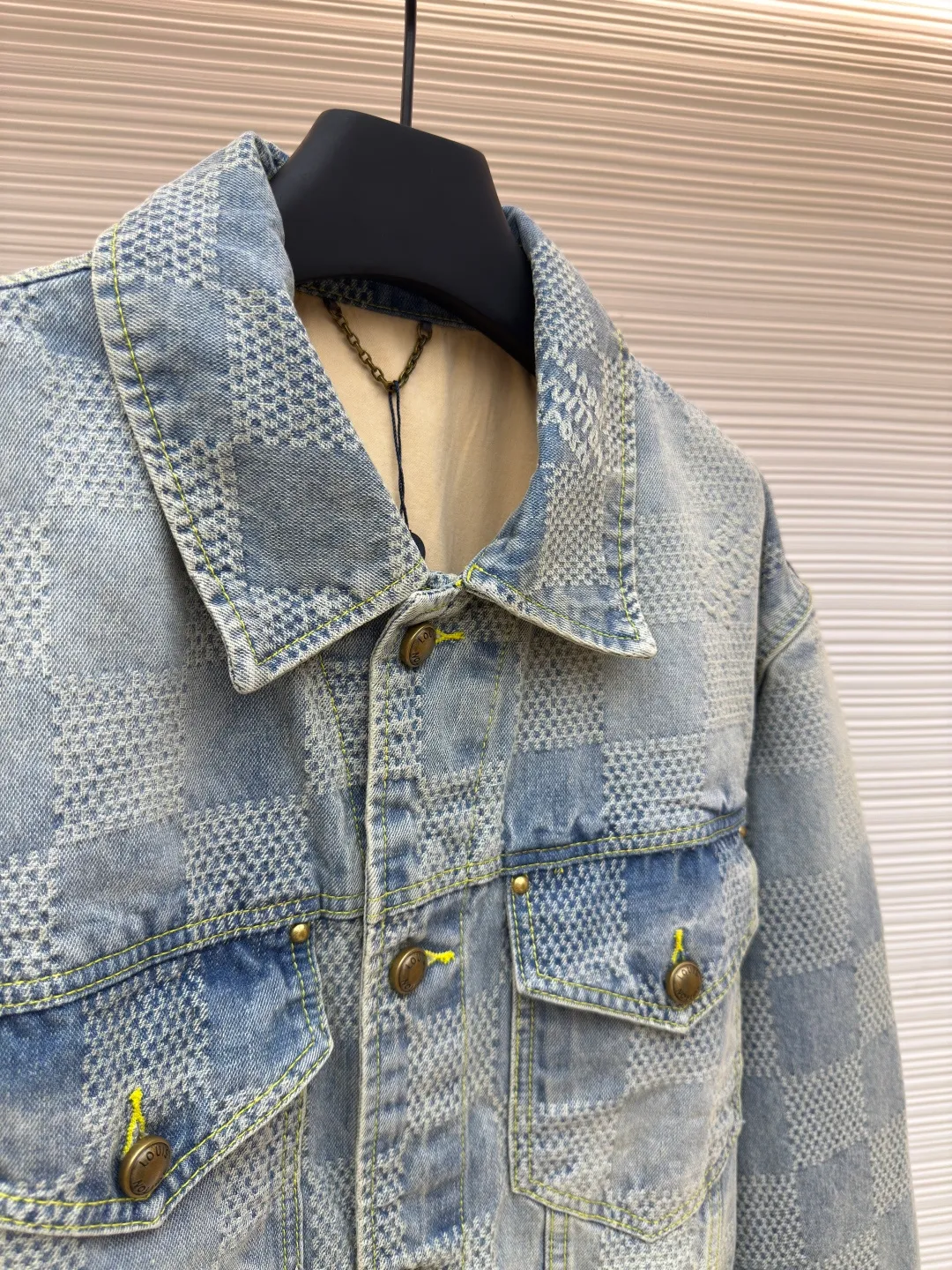 LOUIS VUITTON checkerboard denim jacket ●Authentic product: Purchased and developed for 25600 ●Item number: 1680097-C20 ●Fabric: denim fabric ●Technology: Yarn-dyed jacquard ●Version: Fitted version ●Size: 46-48-50-52 ●Weight: about 1300g ●Description: Both the front and back panels are embroidered with the brand's iconic LOGO, and the front panel is embellished with checkerboard, plus the brand's English embroidery. The back embroidery uses 3D three-dimensional embroidery, with a total stitch count of 23,800. The zipper is electroplated in an aged brass color, and the pull tabs are in an electroplated aged brass color. The overall wiring is straight and delicate, the fabric is comfortable and soft, and the color is consistent without color difference. It can be matched with the same style to create a fashionable look and control various occasions. Customized accessories, complete with three standards, same style for men and women!